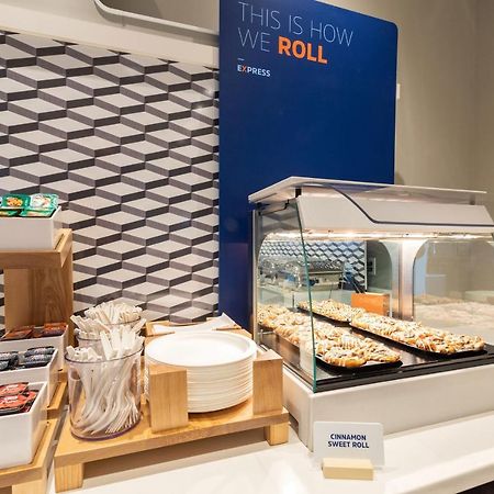 Holiday Inn Express Des Moines-At Drake University, An Ihg Hotel 외부 사진