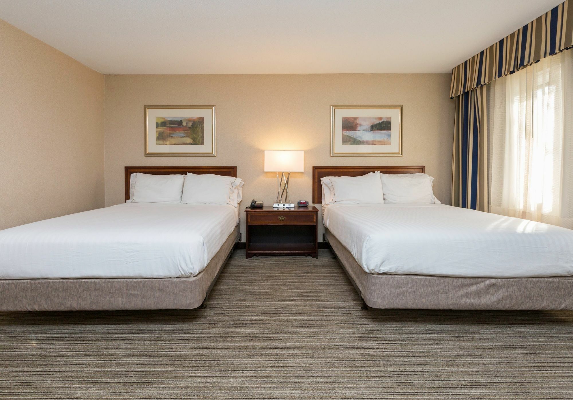 Holiday Inn Express Des Moines-At Drake University, An Ihg Hotel 외부 사진