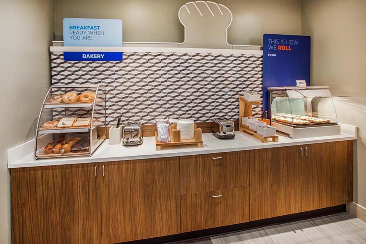 Holiday Inn Express Des Moines-At Drake University, An Ihg Hotel 외부 사진