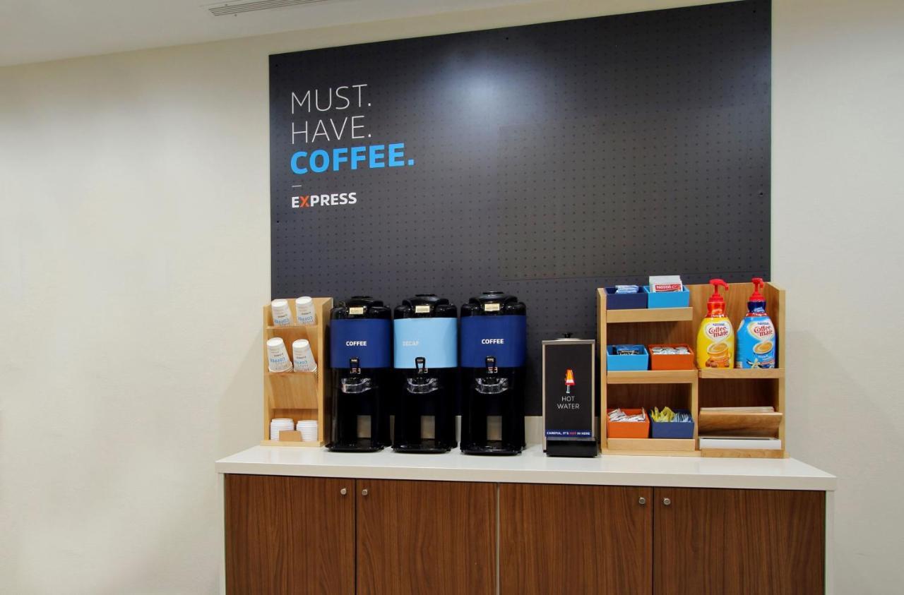 Holiday Inn Express Des Moines-At Drake University, An Ihg Hotel 외부 사진