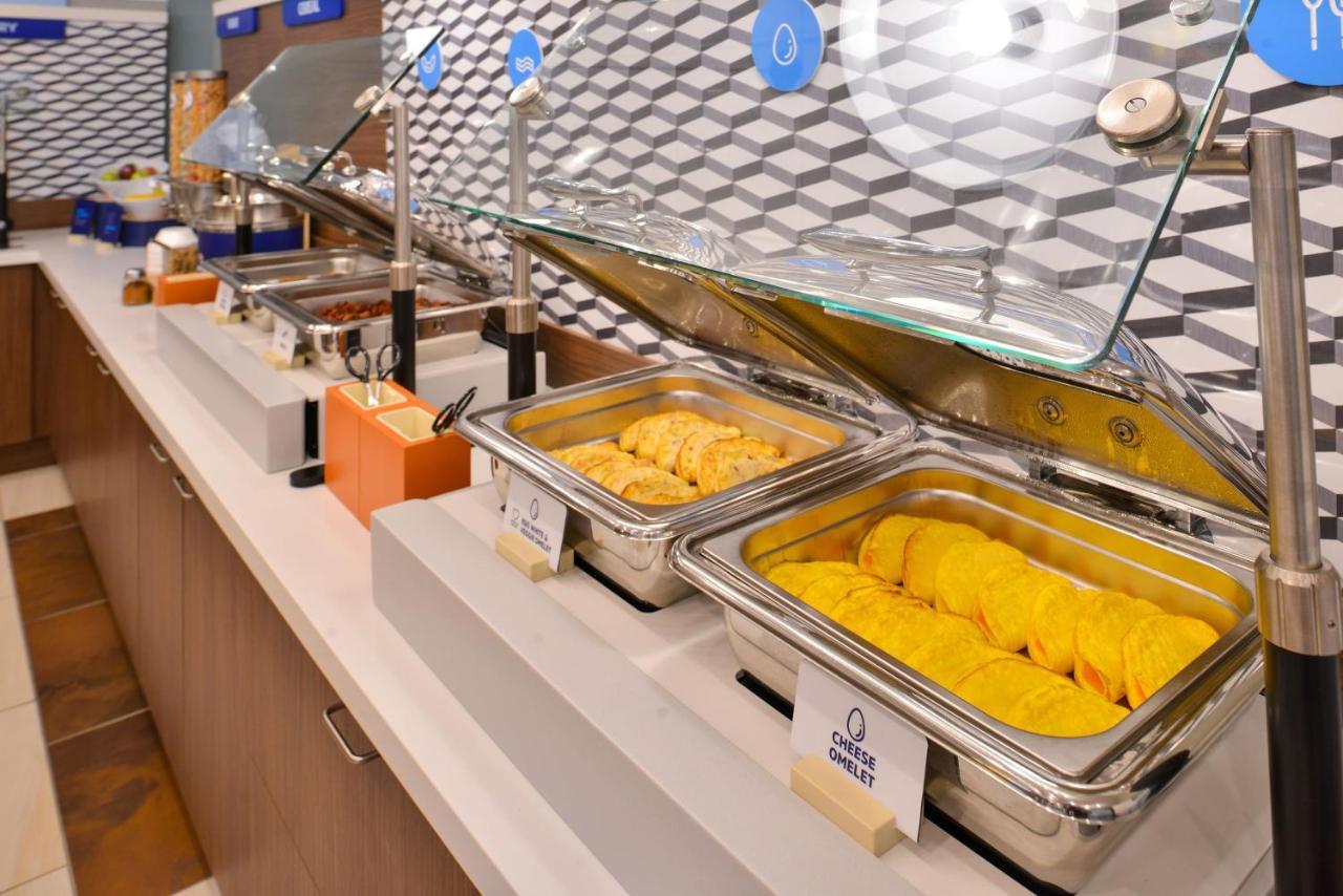 Holiday Inn Express Des Moines-At Drake University, An Ihg Hotel 외부 사진