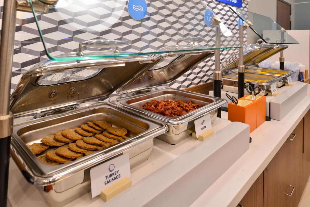 Holiday Inn Express Des Moines-At Drake University, An Ihg Hotel 외부 사진